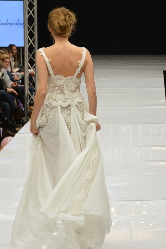 Suknia ślubna szyta na miarę w pracowni krawieckiej Atelier Hanny Bieńkowskiej - sukienka dla panny młodej, sukienka dla druhny na wesele
